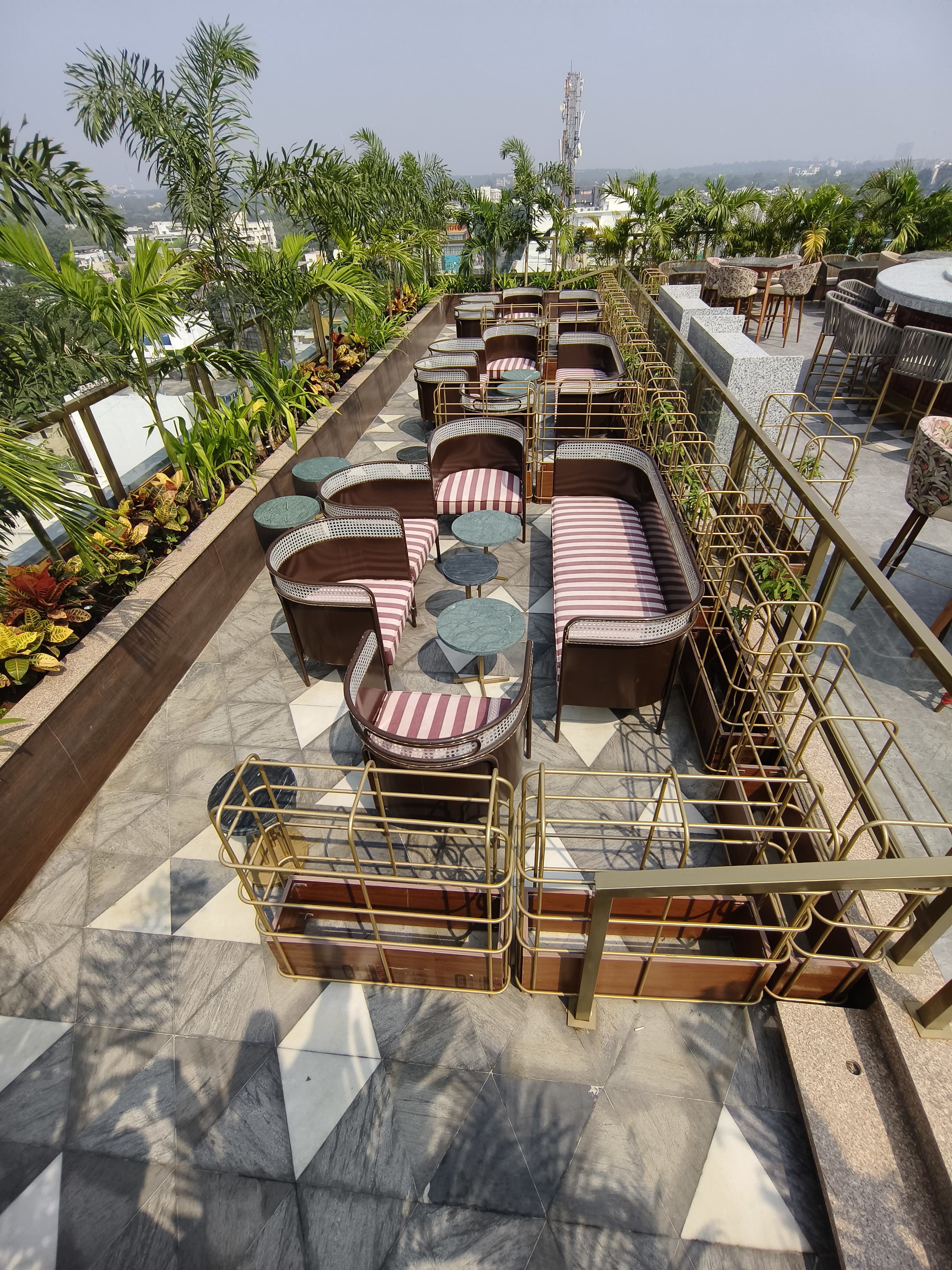 FARZI CAFÉ